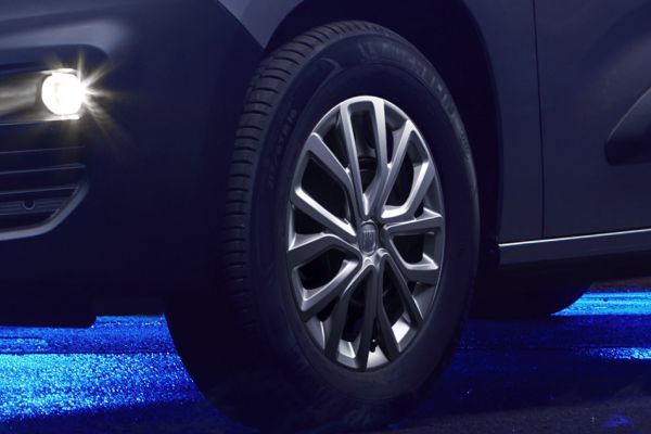 Doblo-gallery-Detail-wheel-Desktop-996x634.jpg